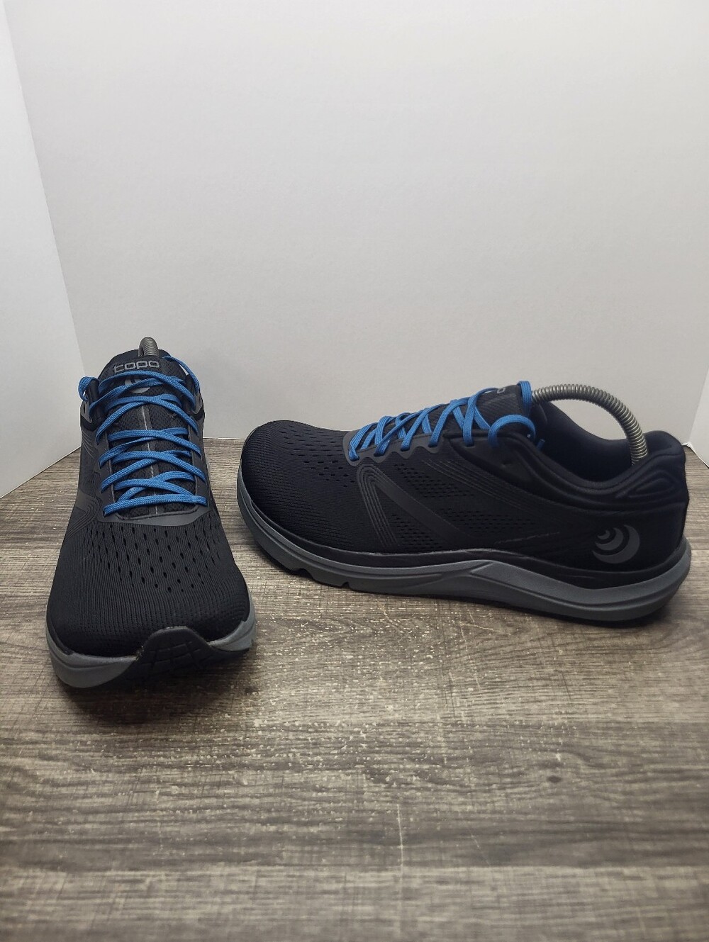 Topo Athletic Magnifly 4 Running Shoes Mens Size 9.5 Black/Grey Sneakers